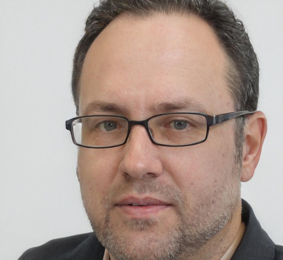 Retrato profesional de Nicolás Herrera, especialista en finanzas familiares