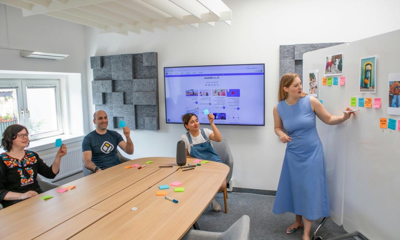 Equipo trabajando en planificación financiera familiar
