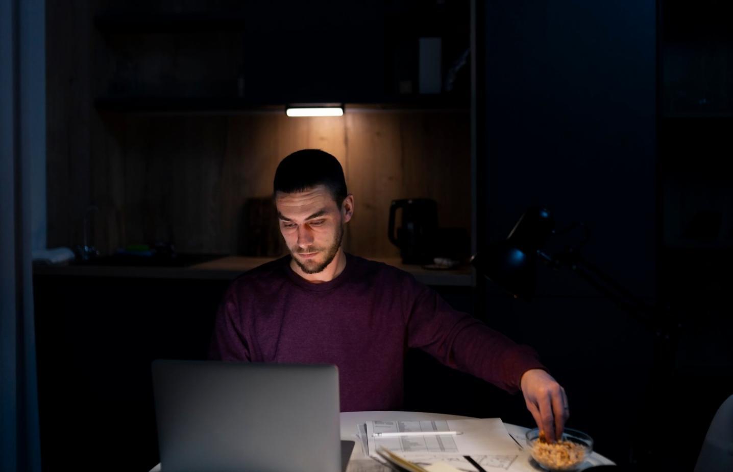 Sesión de aprendizaje online con materiales educativos sobre finanzas
